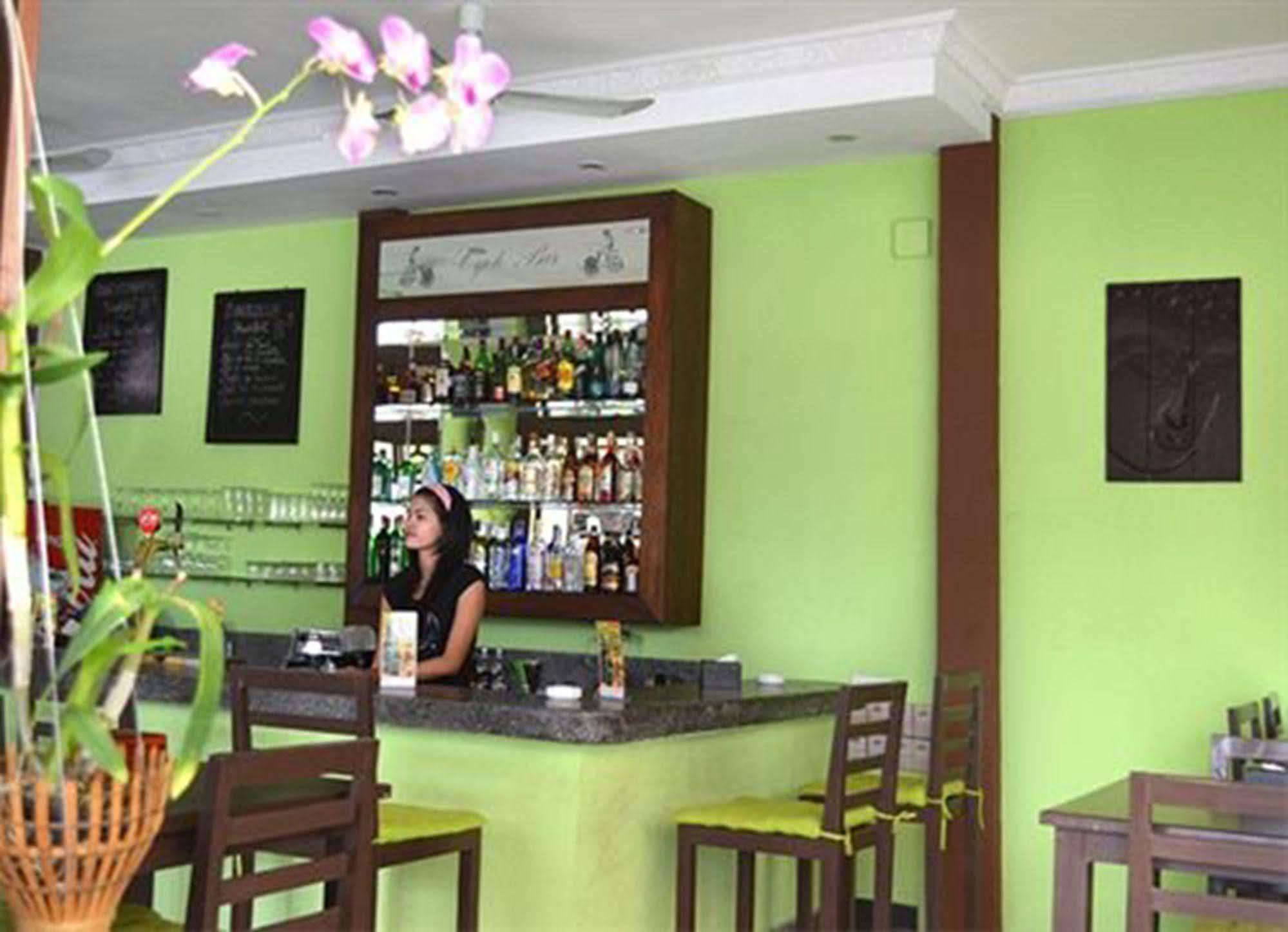Cyclo Hotel-Bar-Restaurant بنوم بنه المظهر الخارجي الصورة