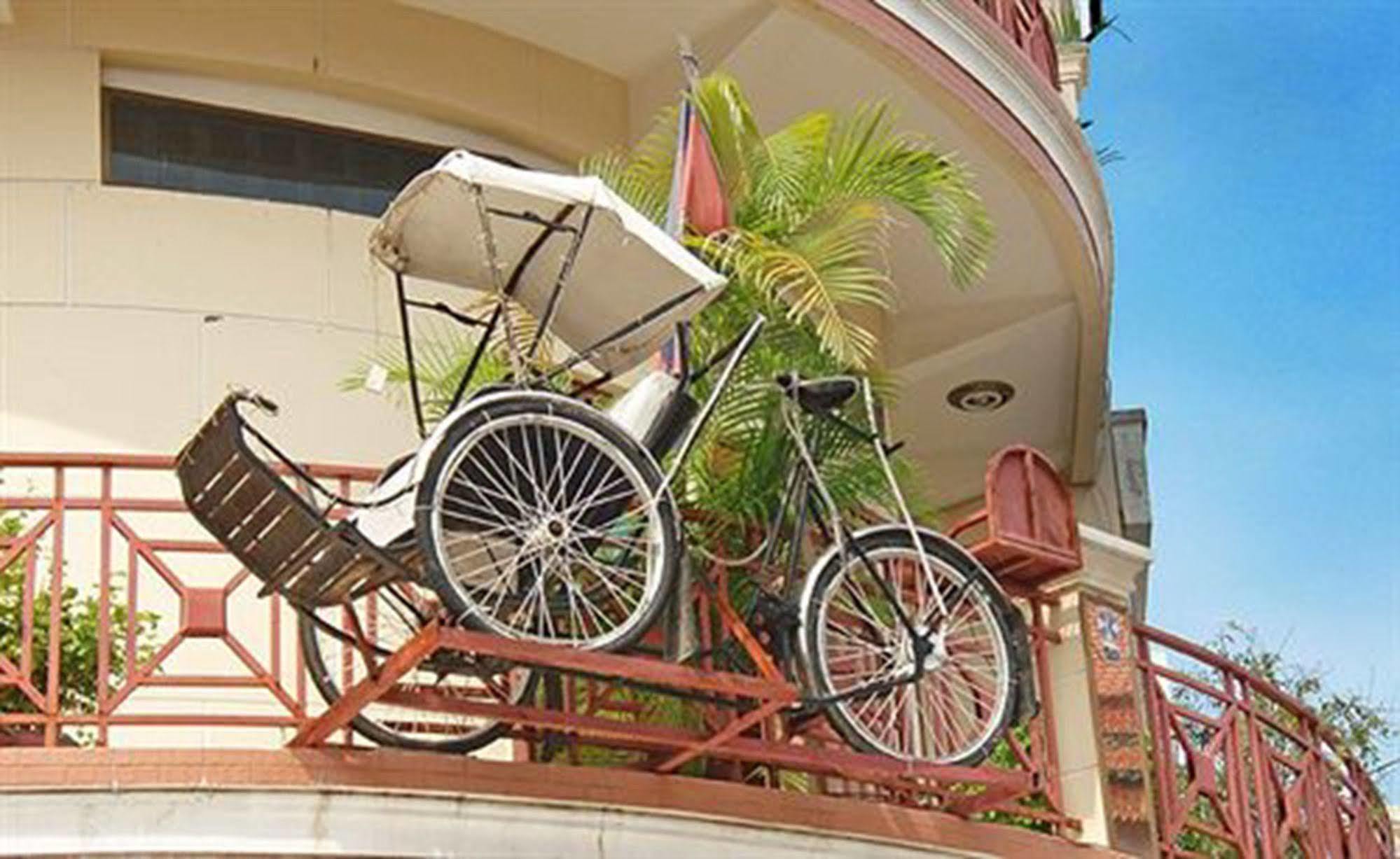 Cyclo Hotel-Bar-Restaurant بنوم بنه المظهر الخارجي الصورة